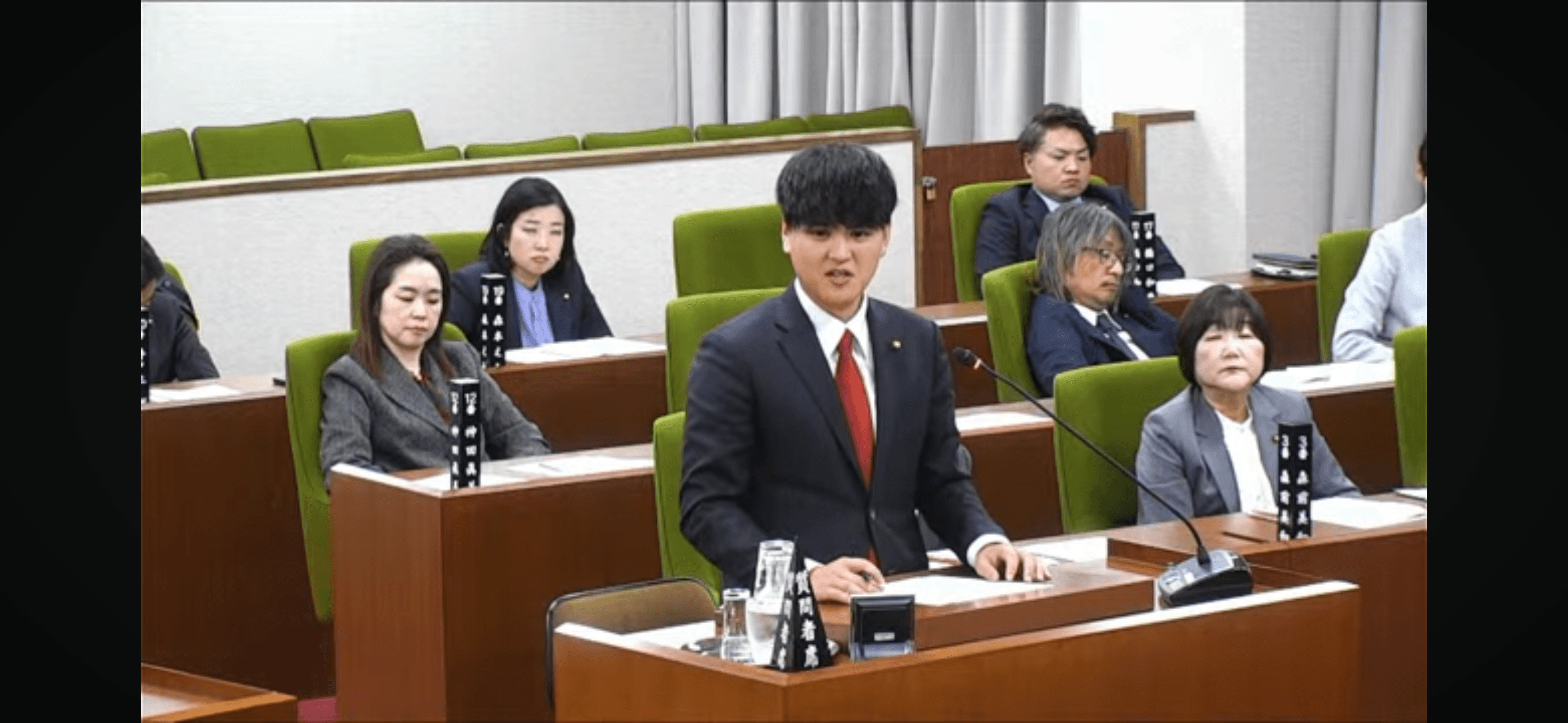 市議会で一般質問する吉田かずき