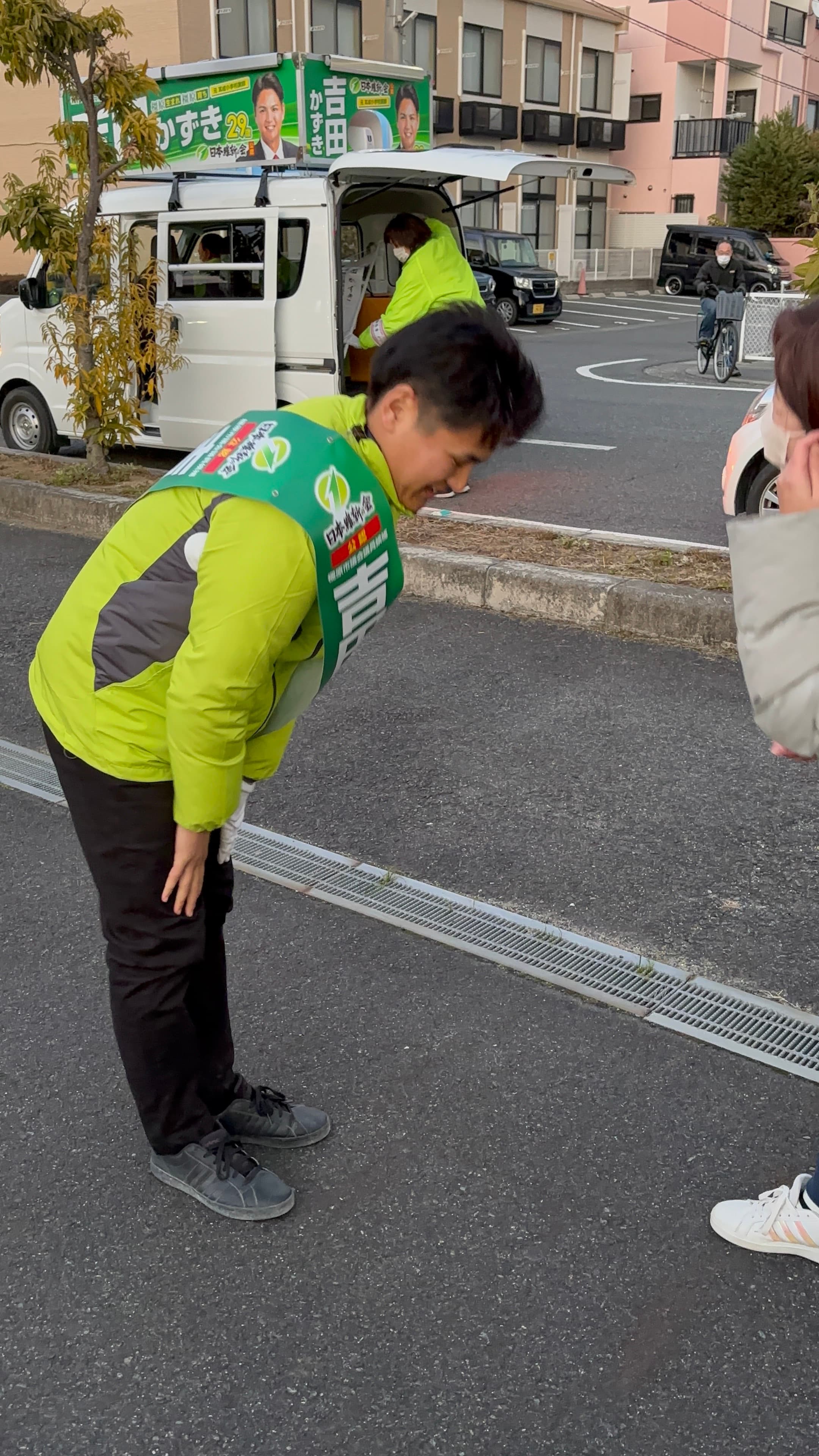 街頭でお辞儀