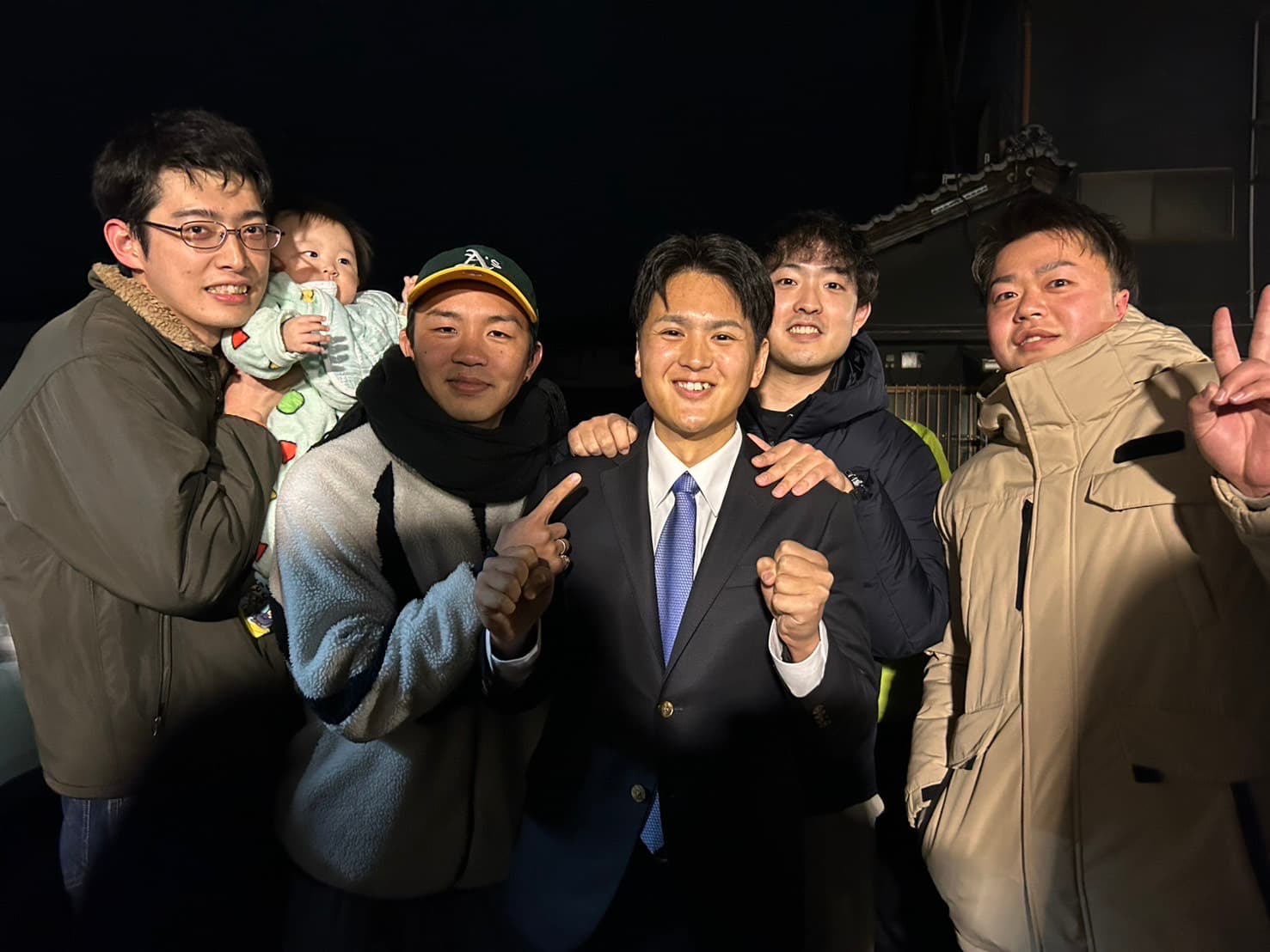 同世代の支援者と夜遅くまで語り合う吉田かずき(橿原市)